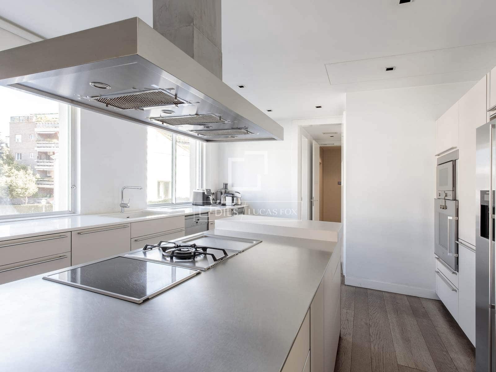 8 soverom Villa til salgs i Madrid by med svømmebasseng garasje - € 18 600 000 (Ref: 9735946)