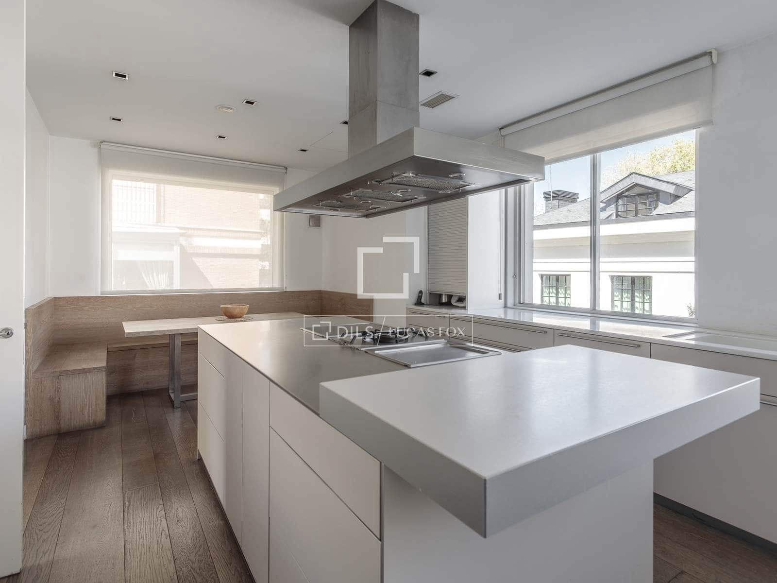 8 soverom Villa til salgs i Madrid by med svømmebasseng garasje - € 18 600 000 (Ref: 9735946)