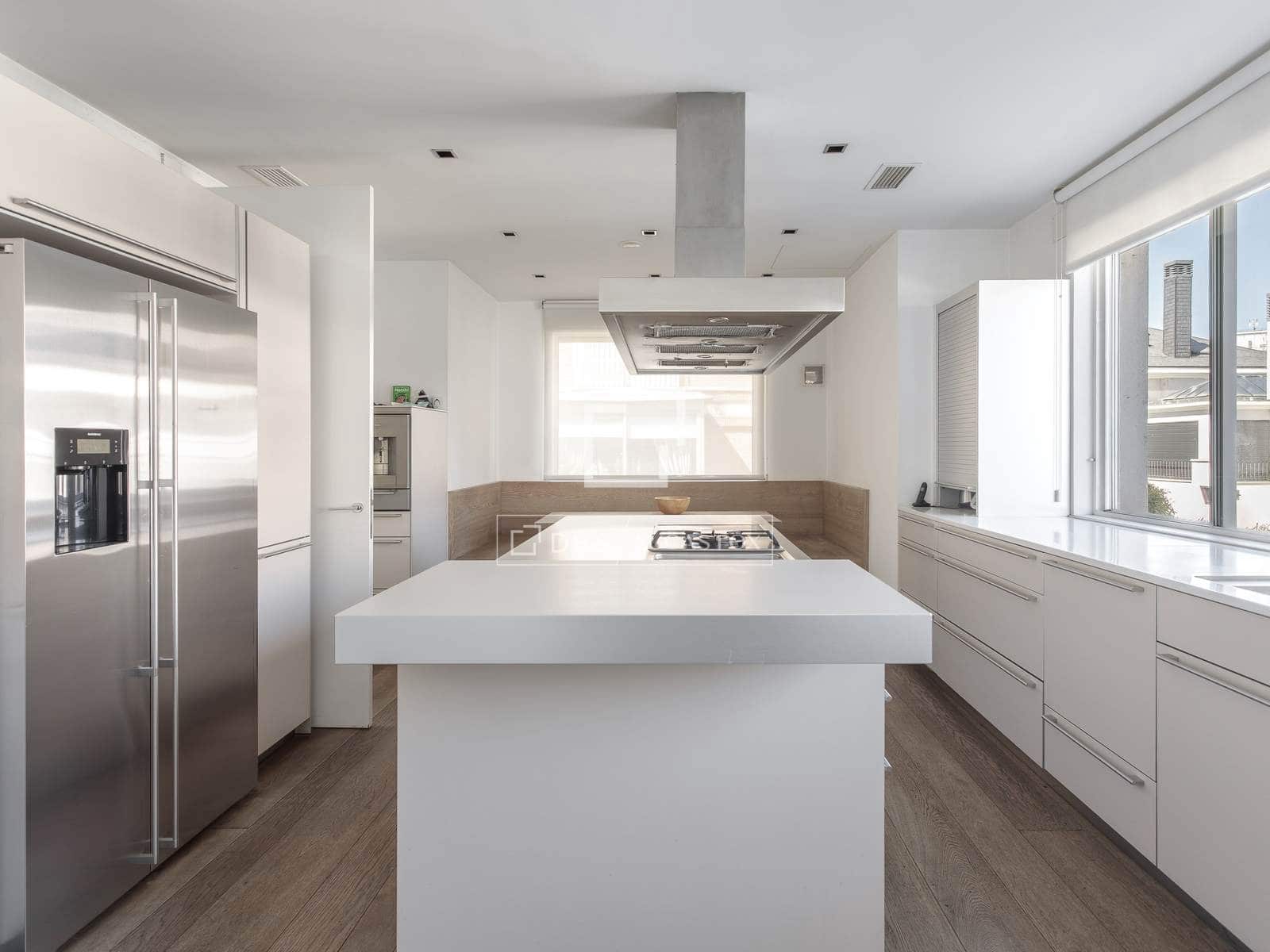 8 soverom Villa til salgs i Madrid by med svømmebasseng garasje - € 18 600 000 (Ref: 9735946)