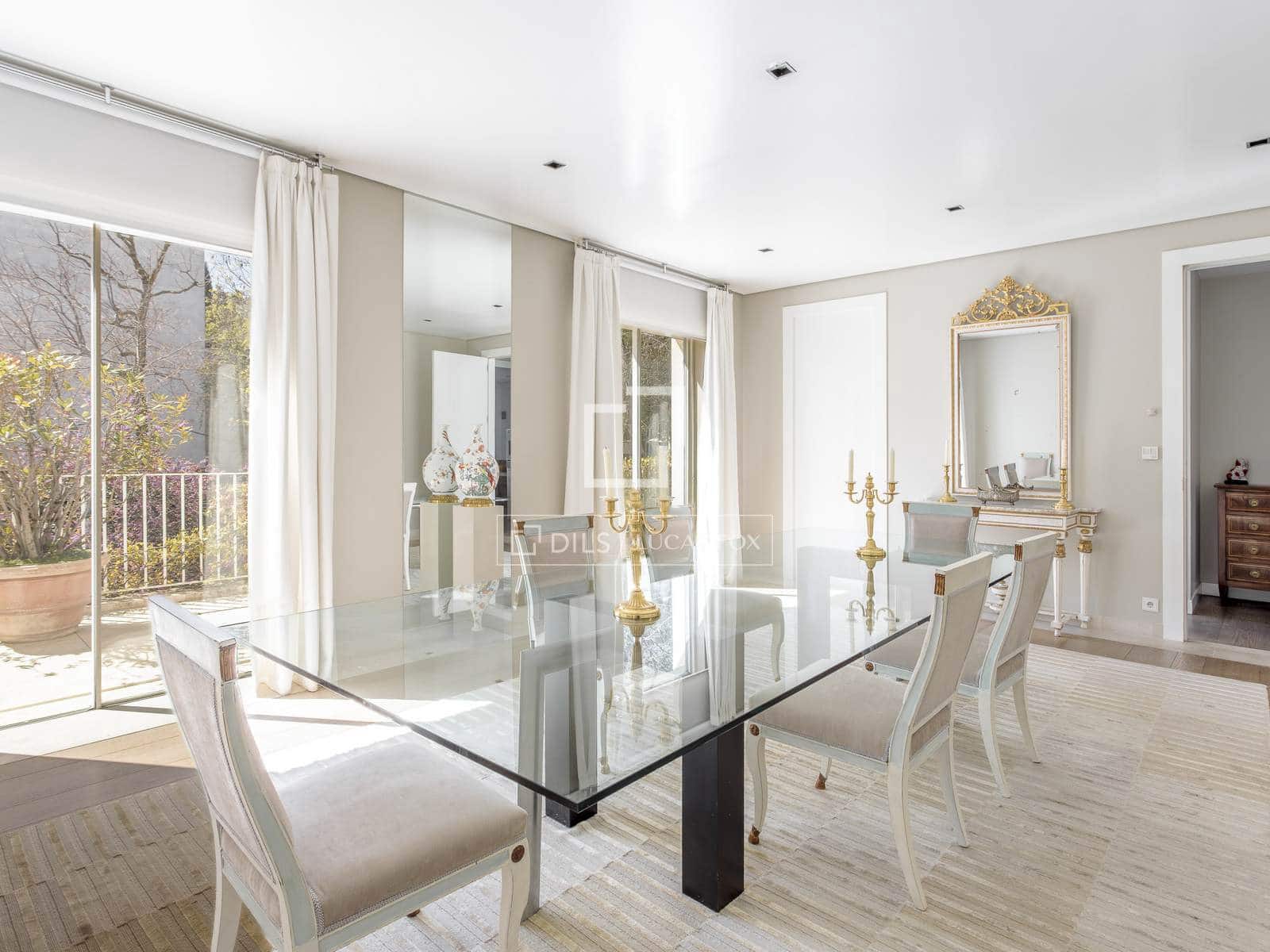 8 soverom Villa til salgs i Madrid by med svømmebasseng garasje - € 18 600 000 (Ref: 9735946)