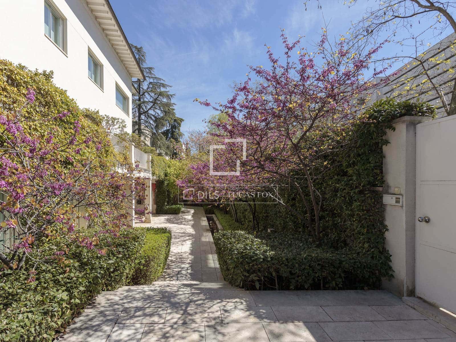 8 soverom Villa til salgs i Madrid by med svømmebasseng garasje - € 18 600 000 (Ref: 9735946)