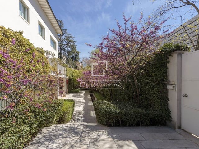 8 soverom Villa til salgs i El Viso, Madrid by med svømmebasseng garasje - € 18 600 000 (Ref: 9735946)