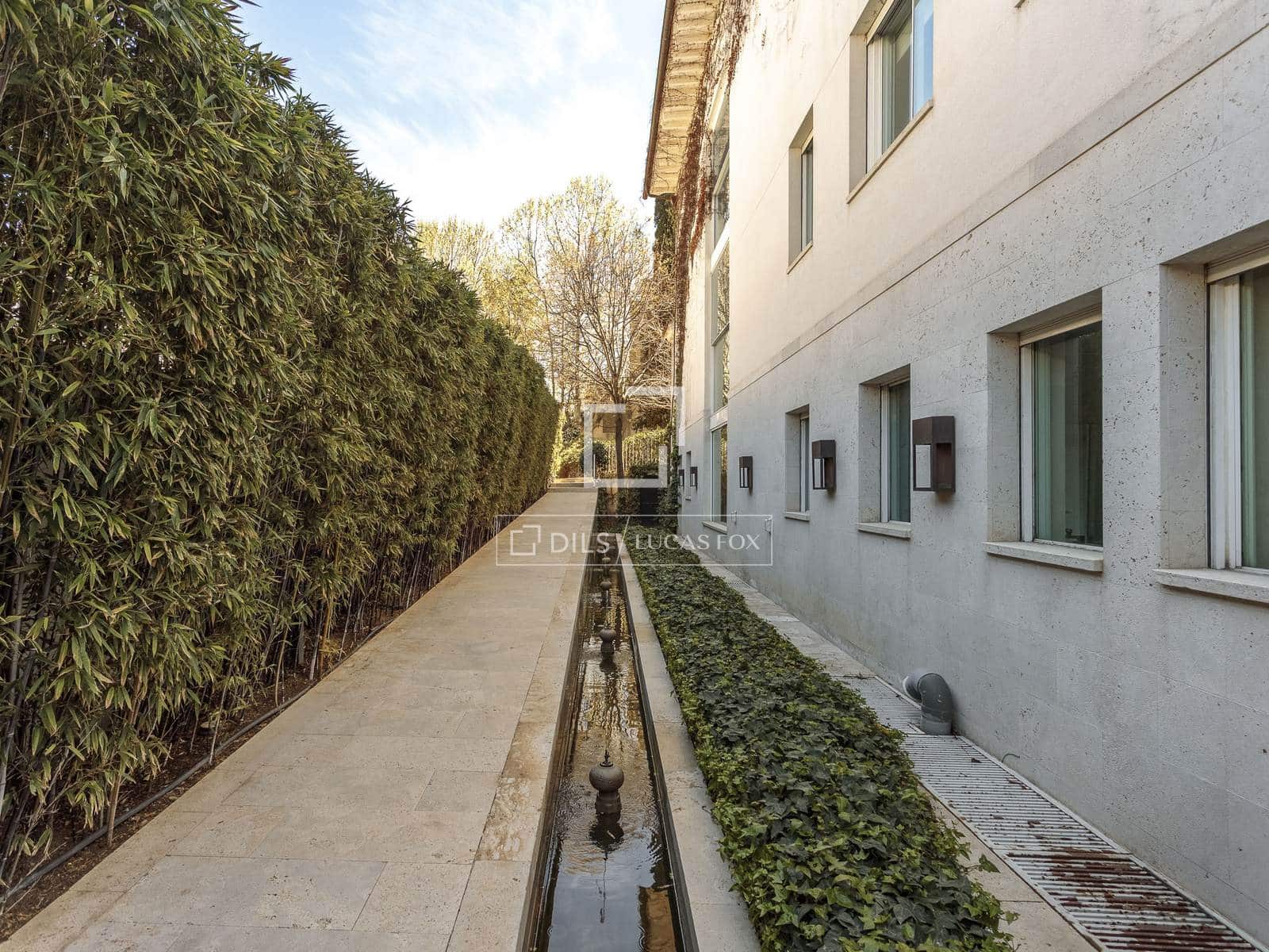 8 soverom Villa til salgs i Madrid by med svømmebasseng garasje - € 18 600 000 (Ref: 9735946)
