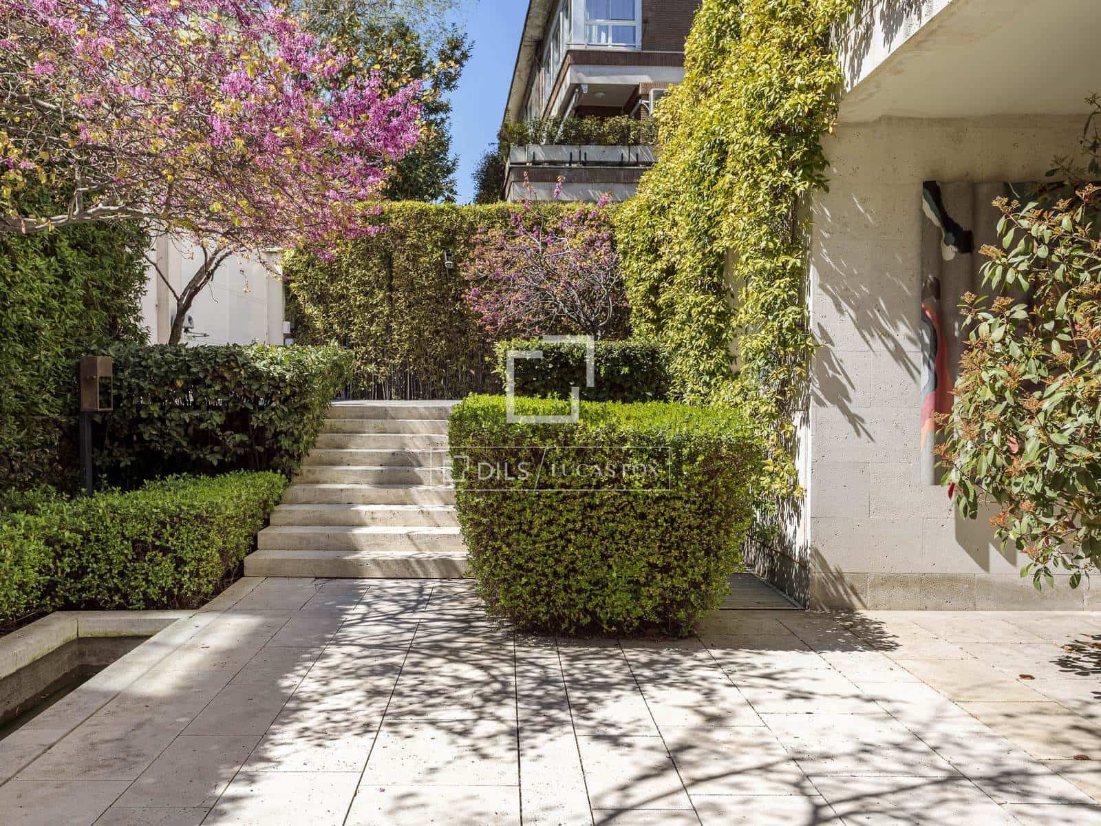 8 soverom Villa til salgs i Madrid by med svømmebasseng garasje - € 18 600 000 (Ref: 9735946)