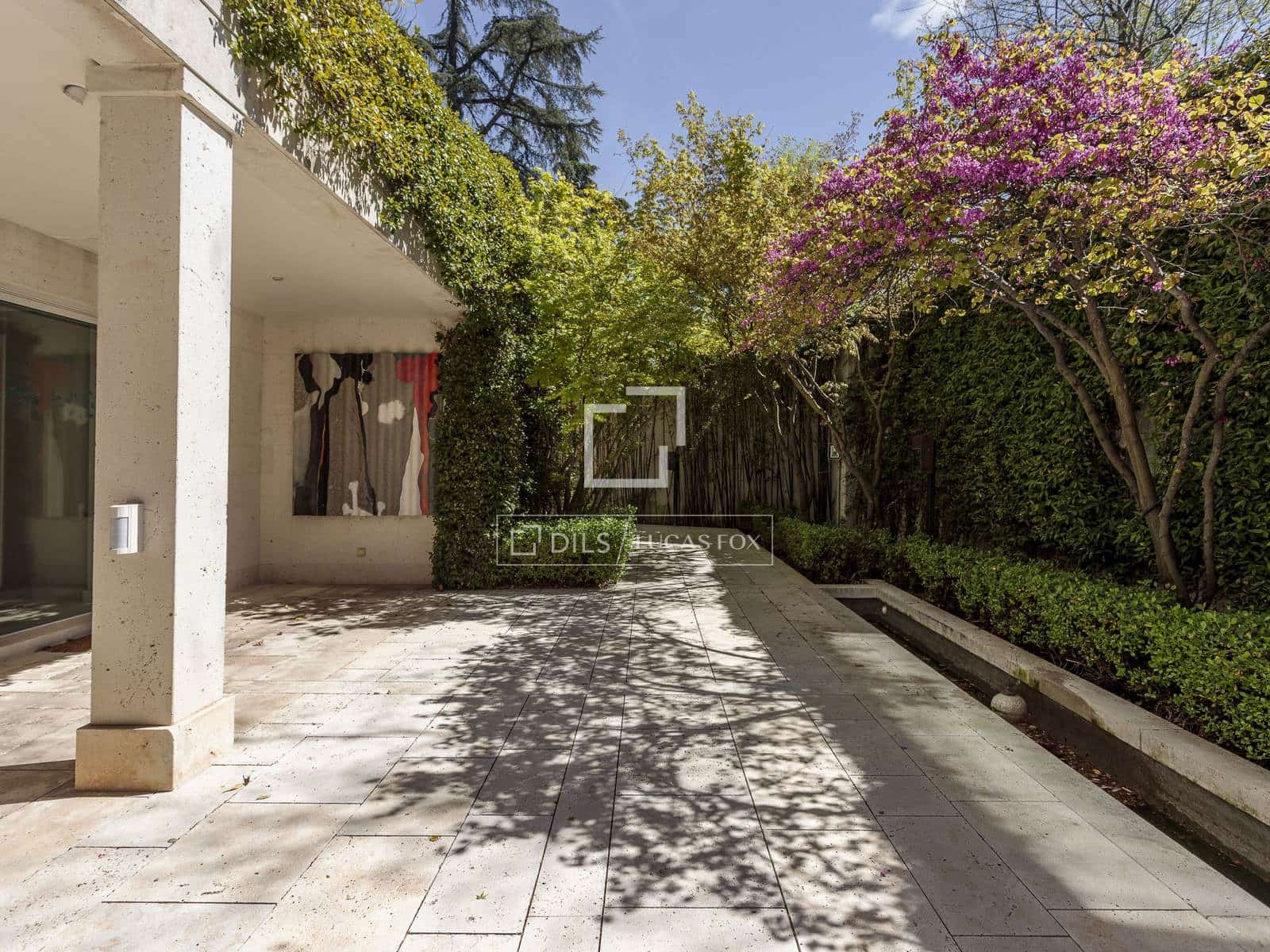 8 soverom Villa til salgs i Madrid by med svømmebasseng garasje - € 18 600 000 (Ref: 9735946)