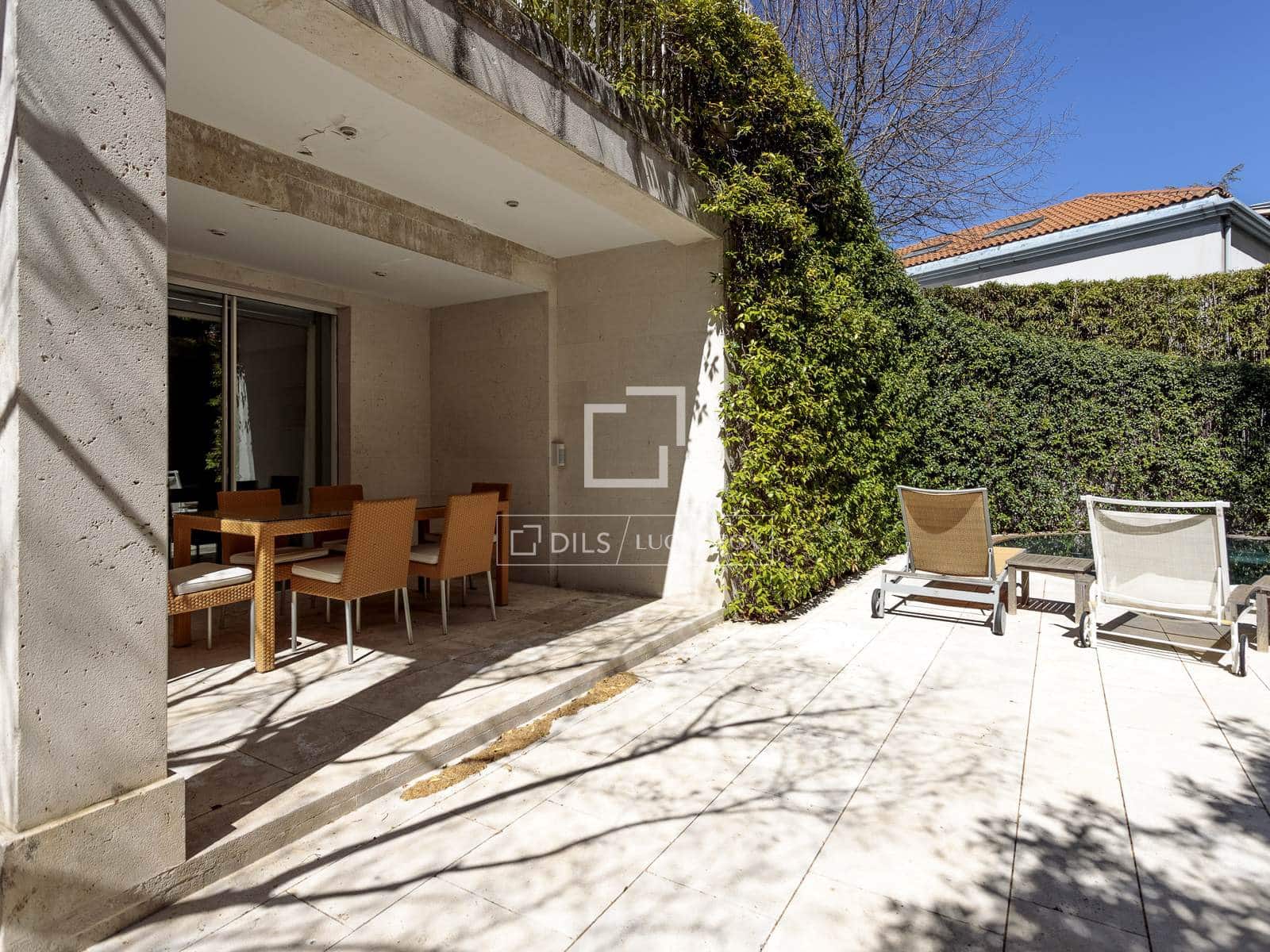 8 soverom Villa til salgs i Madrid by med svømmebasseng garasje - € 18 600 000 (Ref: 9735946)