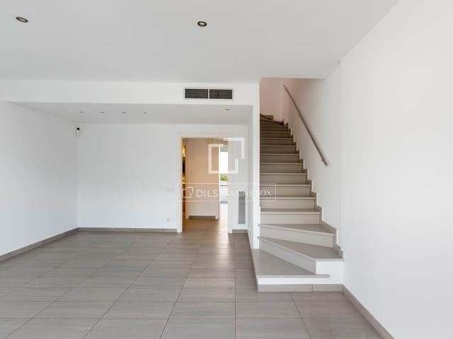 3 bedroom Villa for sale in Sant Pol de Mar with garage - € 510,000 (Ref: 9737081)