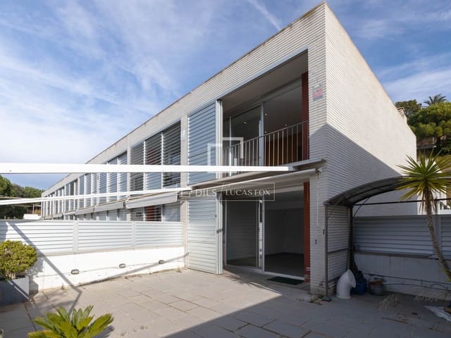 3 bedroom Villa for sale in Sant Pol de Mar with garage - € 510,000 (Ref: 9737081)