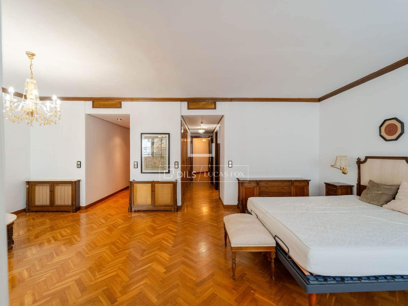 5 bedroom Apartment for sale in Valencia city with garage - € 2,100,000 (Ref: 9737267)