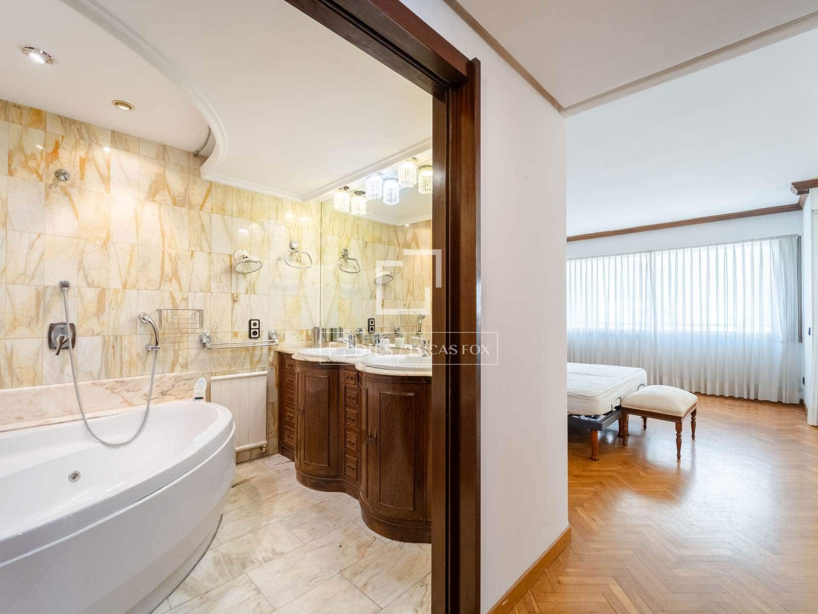 5 bedroom Apartment for sale in Valencia city with garage - € 2,100,000 (Ref: 9737267)