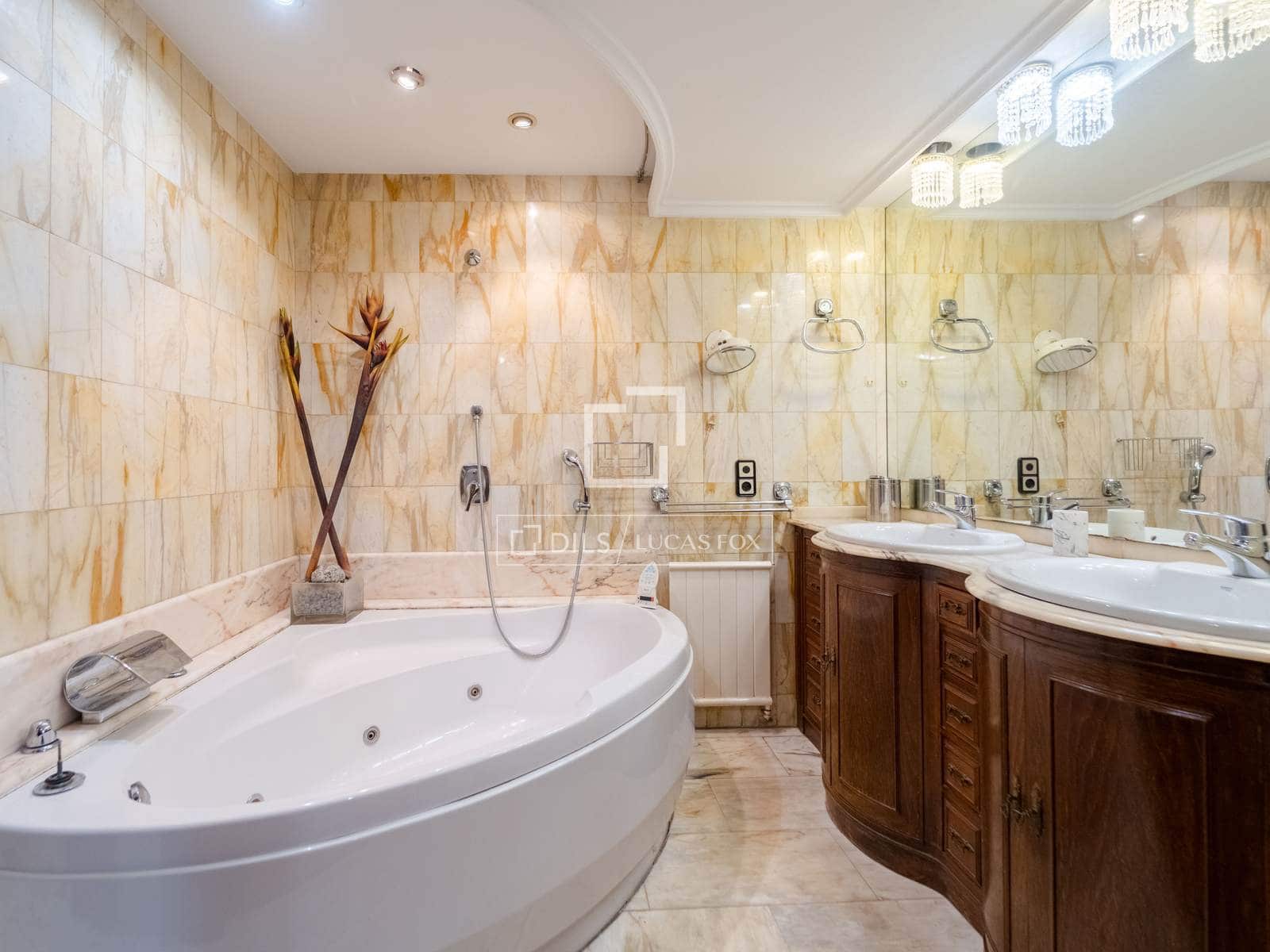 5 bedroom Apartment for sale in Valencia city with garage - € 2,100,000 (Ref: 9737267)