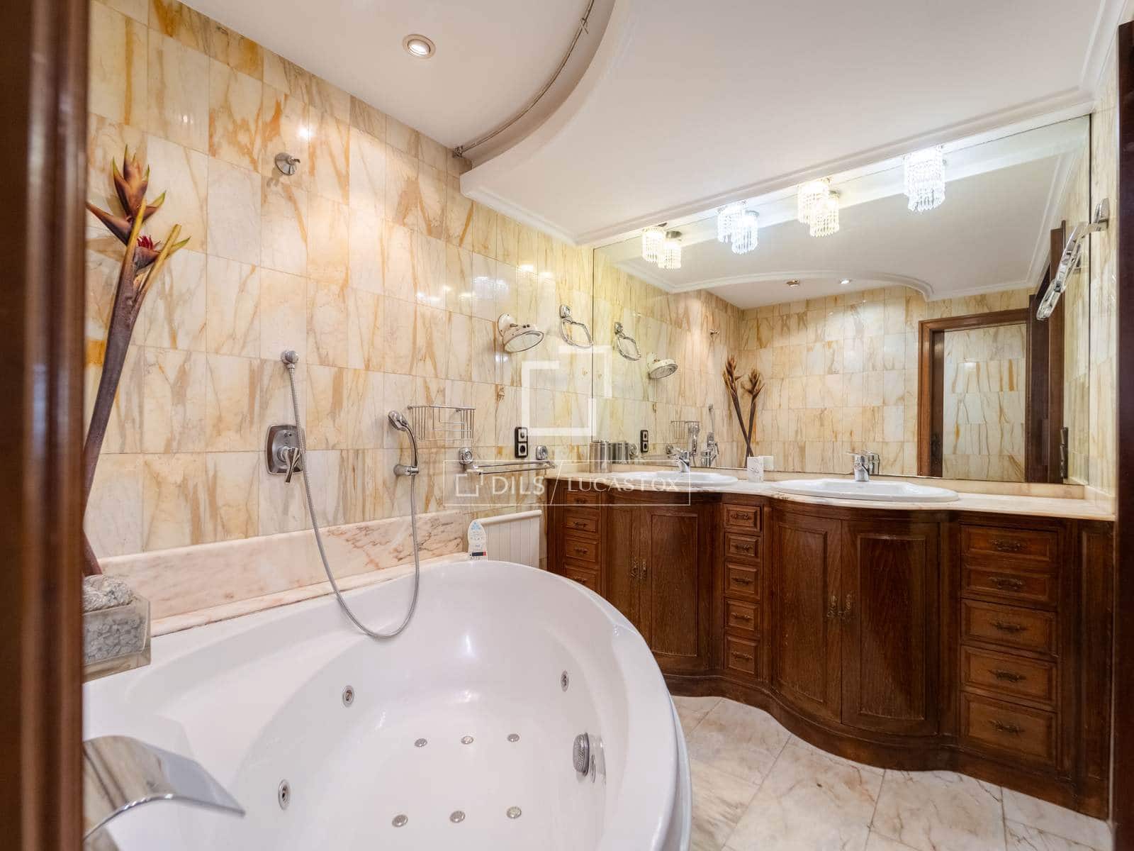 5 bedroom Apartment for sale in Valencia city with garage - € 2,100,000 (Ref: 9737267)