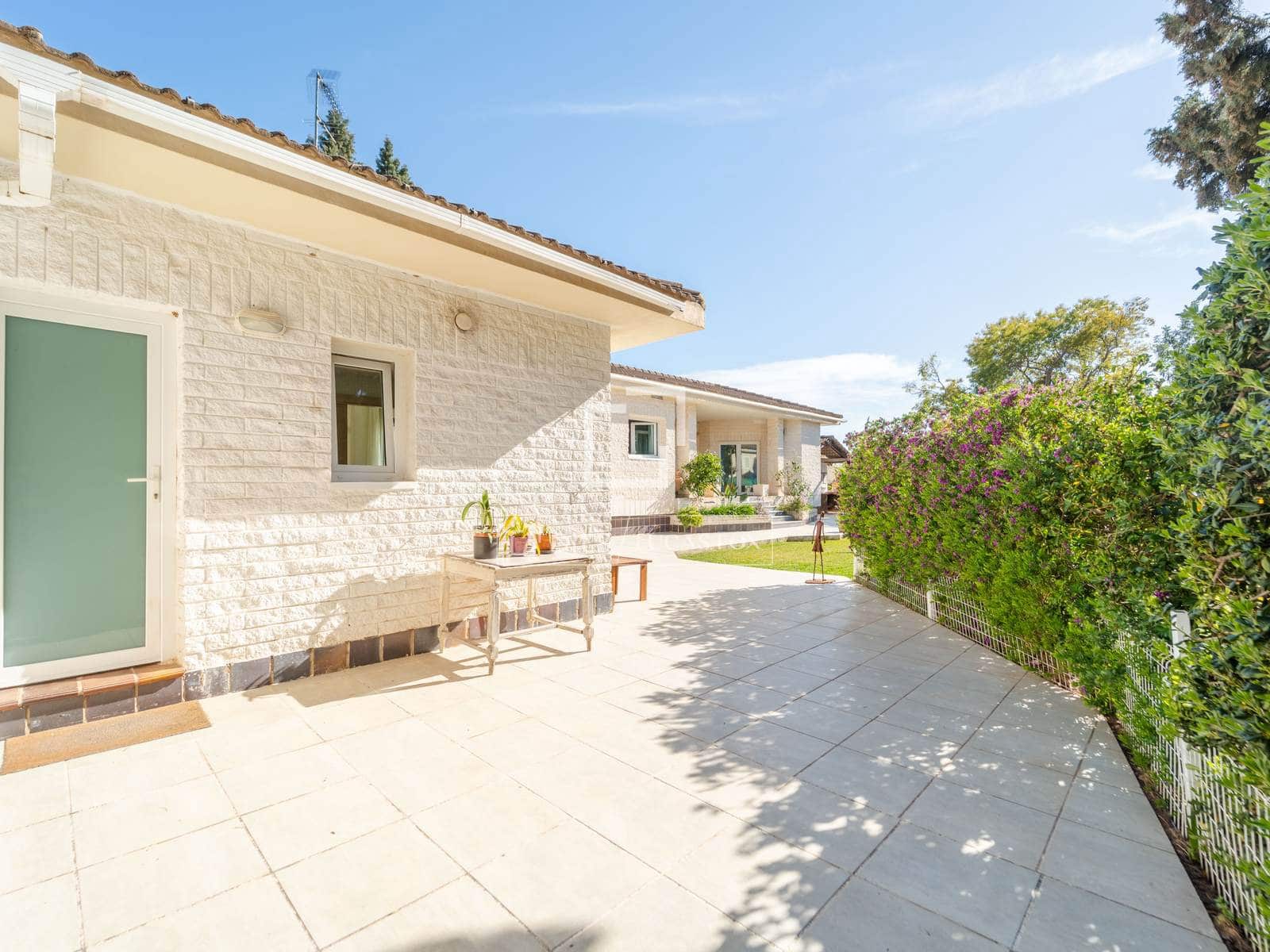 5 sypialnia Willa na sprzedaż w La Pobla de Vallbona z basenem - 925 000 € (Ref: 9739115)