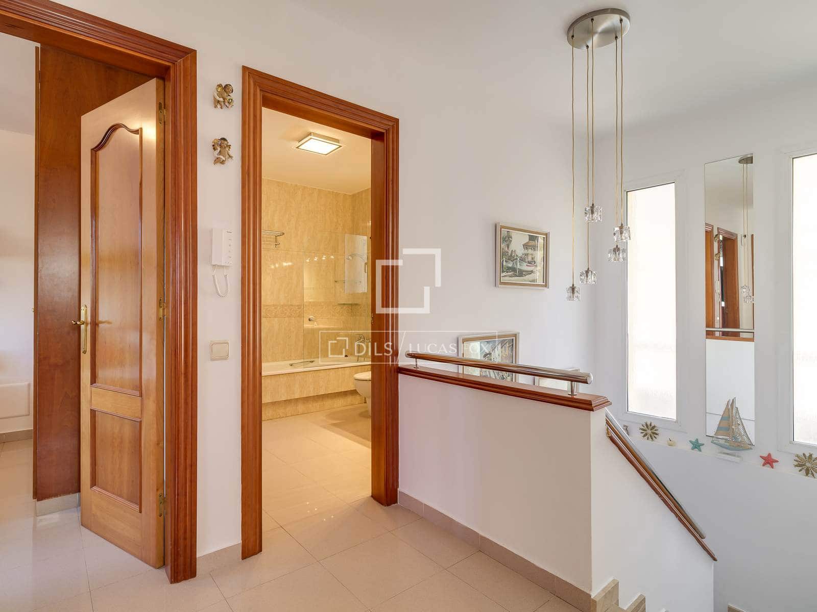 4 sypialnia Willa na sprzedaż w Vilassar de Dalt z basenem garażem - 750 000 € (Ref: 9743996)