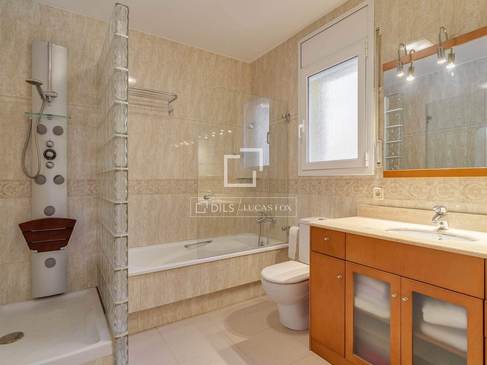 4 sypialnia Willa na sprzedaż w Vilassar de Dalt z basenem garażem - 750 000 € (Ref: 9743996)