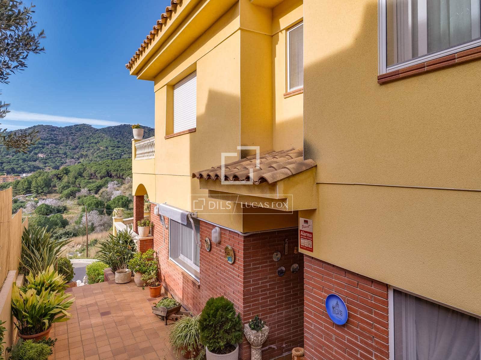 4 sypialnia Willa na sprzedaż w Vilassar de Dalt z basenem garażem - 750 000 € (Ref: 9743996)