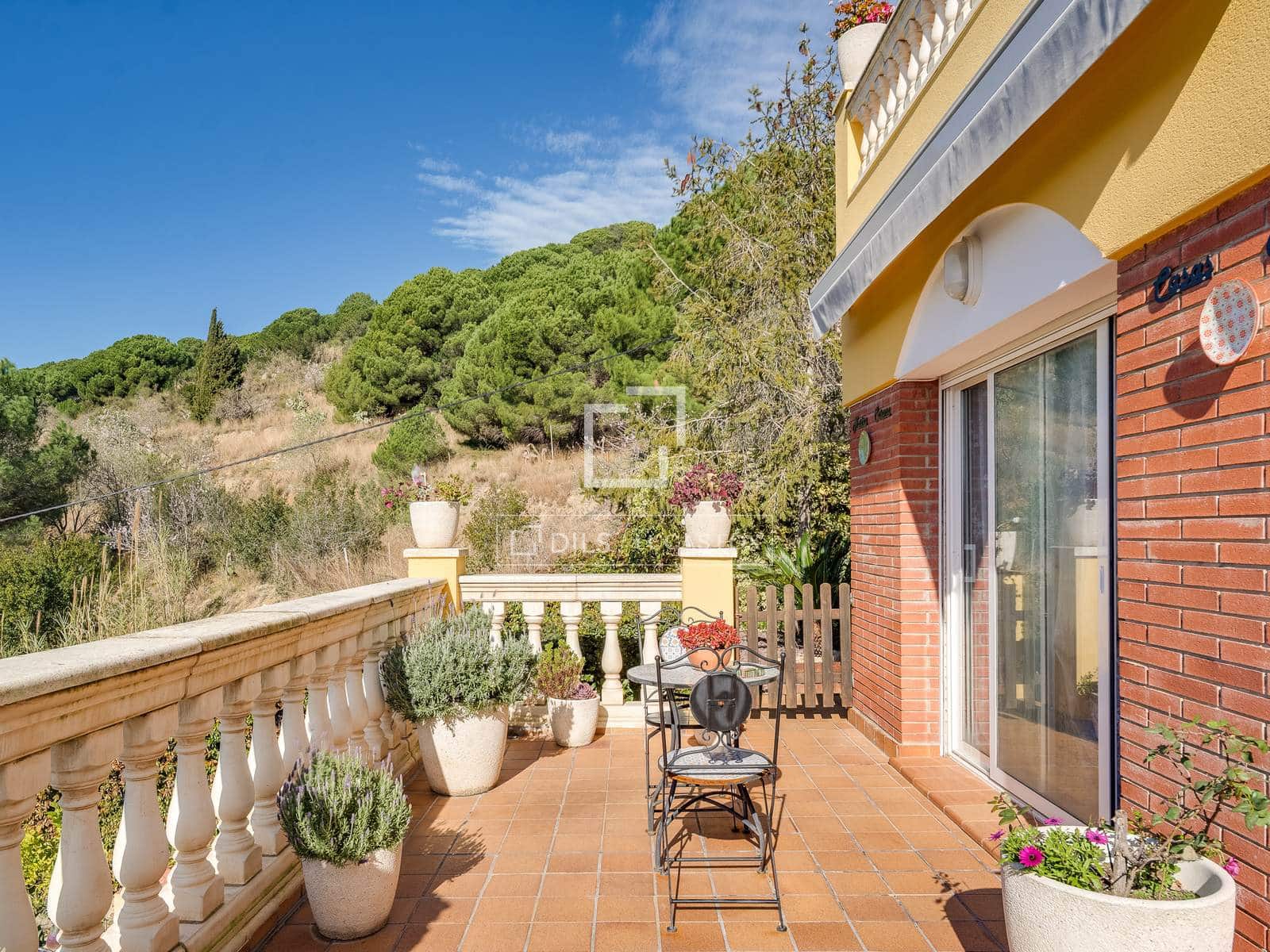 4 sypialnia Willa na sprzedaż w Vilassar de Dalt z basenem garażem - 750 000 € (Ref: 9743996)