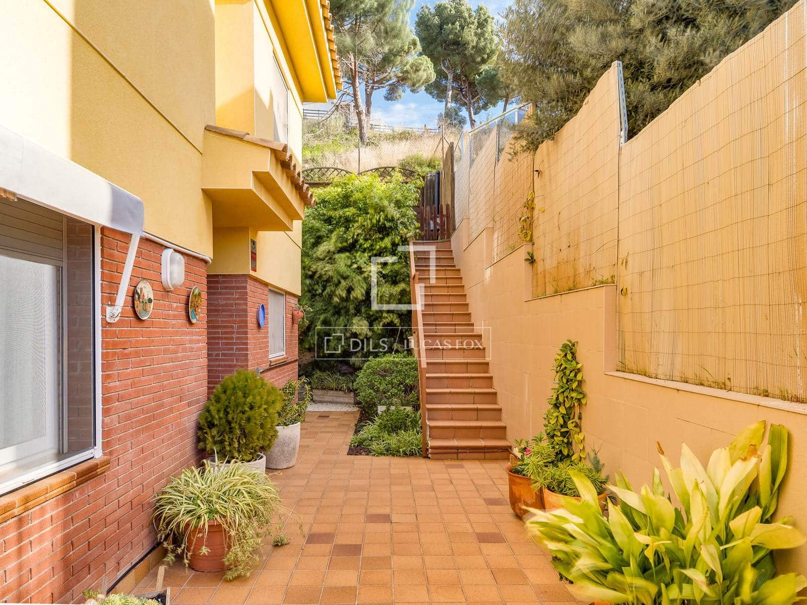 4 sypialnia Willa na sprzedaż w Vilassar de Dalt z basenem garażem - 750 000 € (Ref: 9743996)