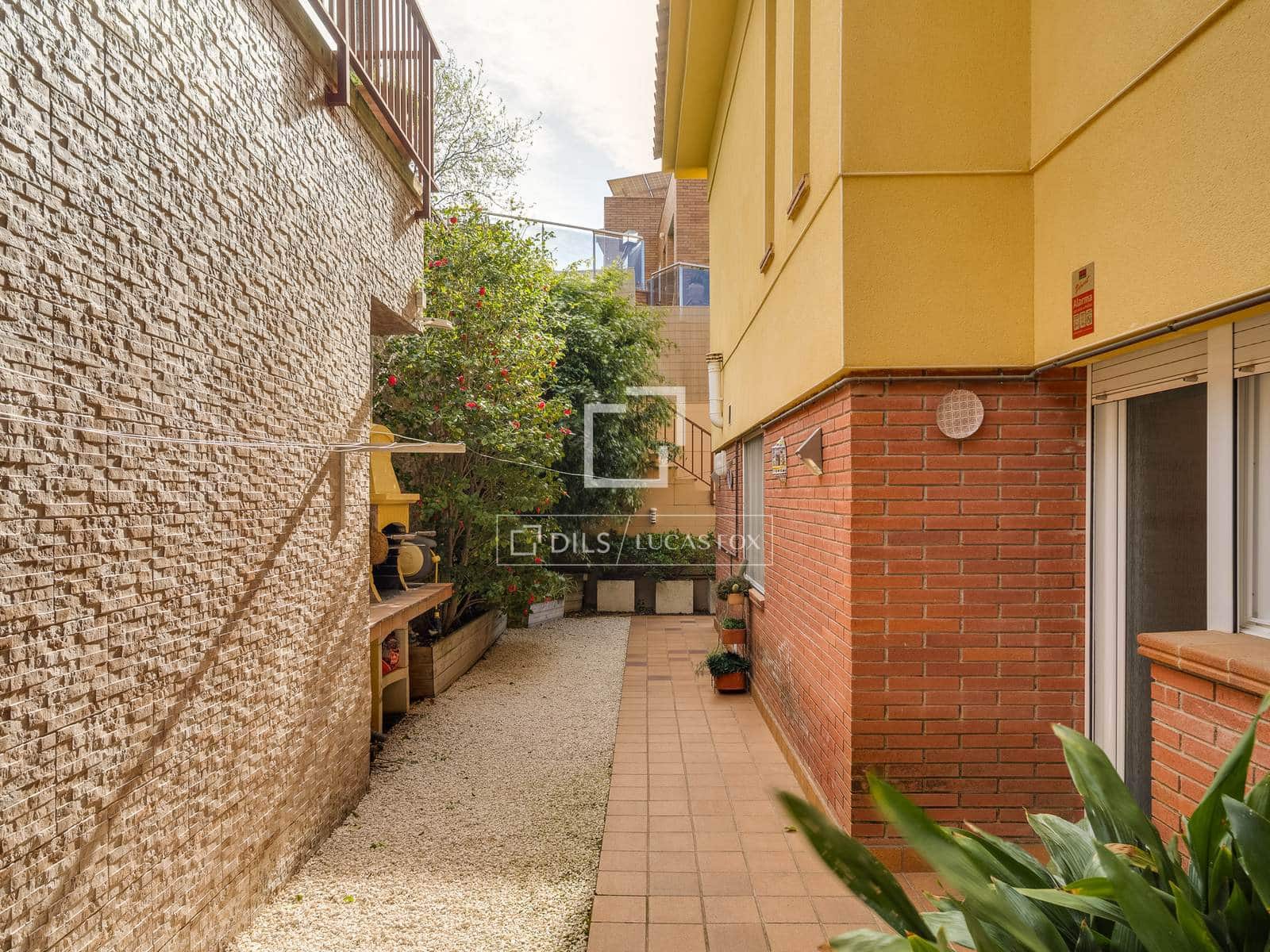 4 sypialnia Willa na sprzedaż w Vilassar de Dalt z basenem garażem - 750 000 € (Ref: 9743996)