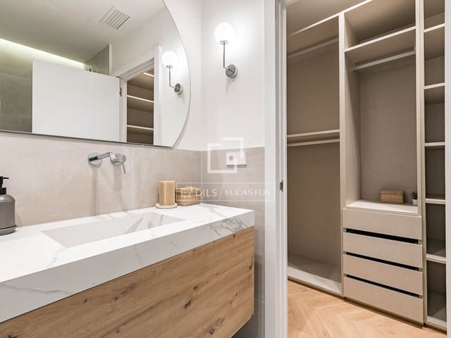 2 soveværelse Lejlighed til salg i Sant Pere, Santa Caterina i La Ribera, Barcelona by med garage - € 647.000 (Ref: 9753562)