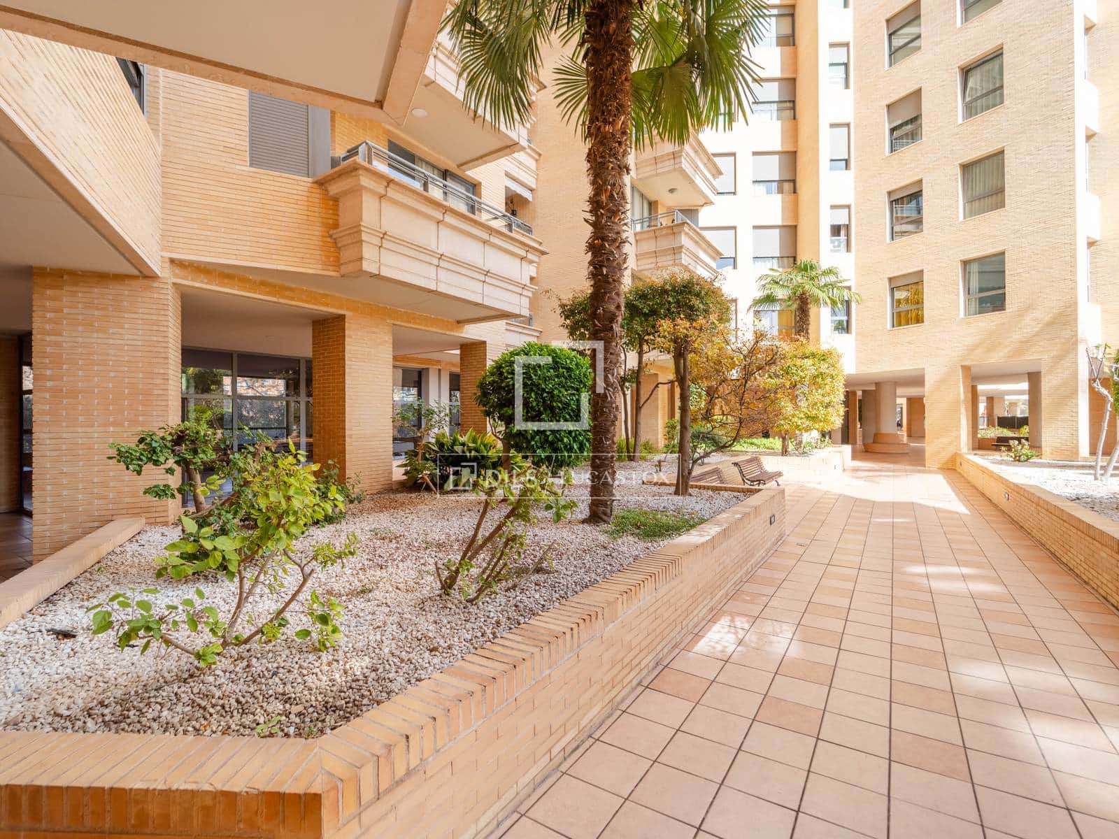 2 soverom Leilighet til salgs i Valencia by med svømmebasseng garasje - € 639 000 (Ref: 9759386)