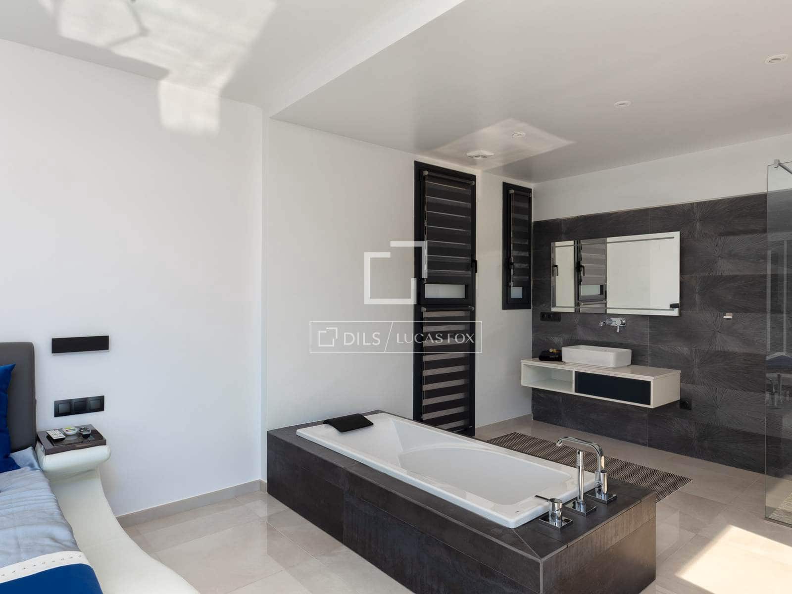 4 soverom Villa til salgs i Llanca med svømmebasseng garasje - € 2 110 000 (Ref: 9761267)