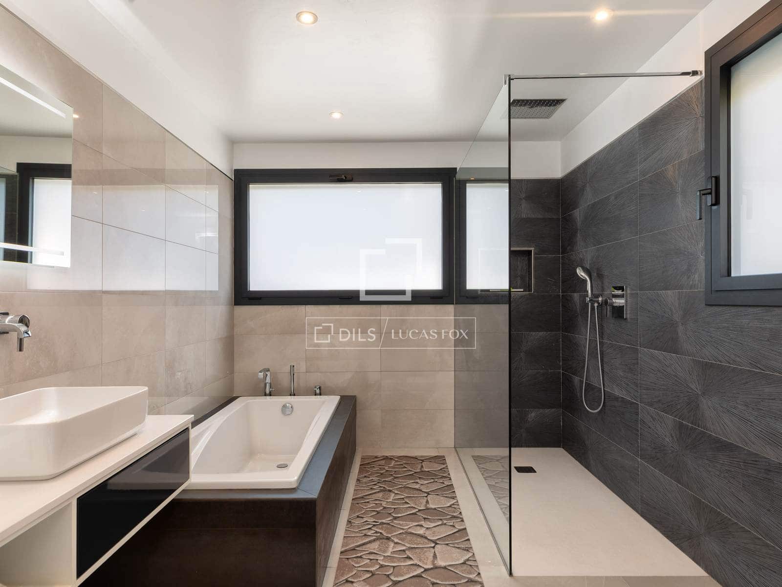 4 soverom Villa til salgs i Llanca med svømmebasseng garasje - € 2 110 000 (Ref: 9761267)