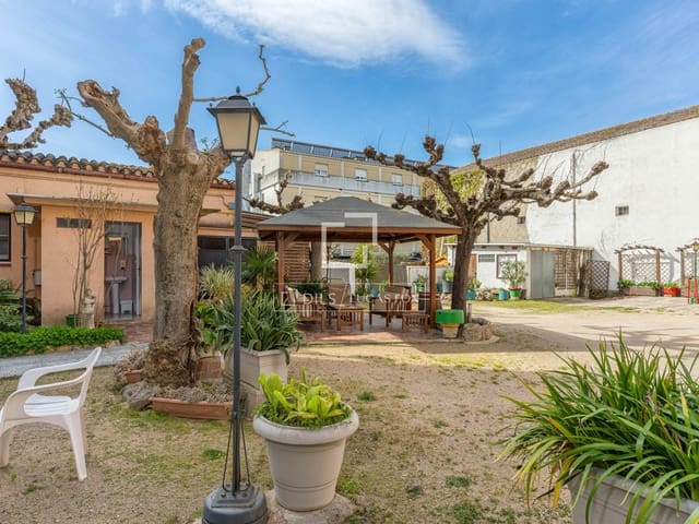 30 makuuhuone Kaupallinen myytävänä paikassa Caldes de Malavella mukana 
autotalli - 950 000 € (Ref: 9761366)