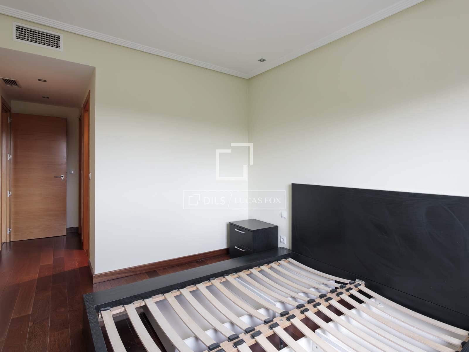 2 soverom Leilighet til leie i Madrid by med svømmebasseng garasje - € 2 250 (Ref: 9769927)