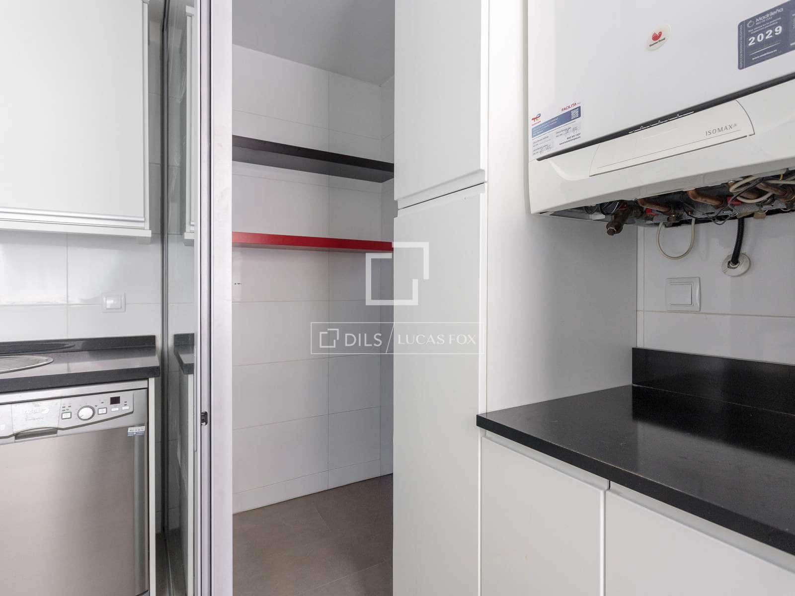 2 soverom Leilighet til leie i Madrid by med svømmebasseng garasje - € 2 250 (Ref: 9769927)