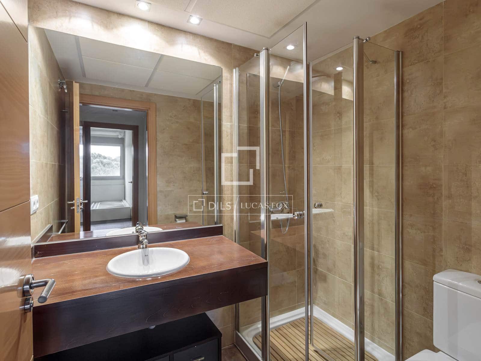 2 soverom Leilighet til leie i Madrid by med svømmebasseng garasje - € 2 250 (Ref: 9769927)