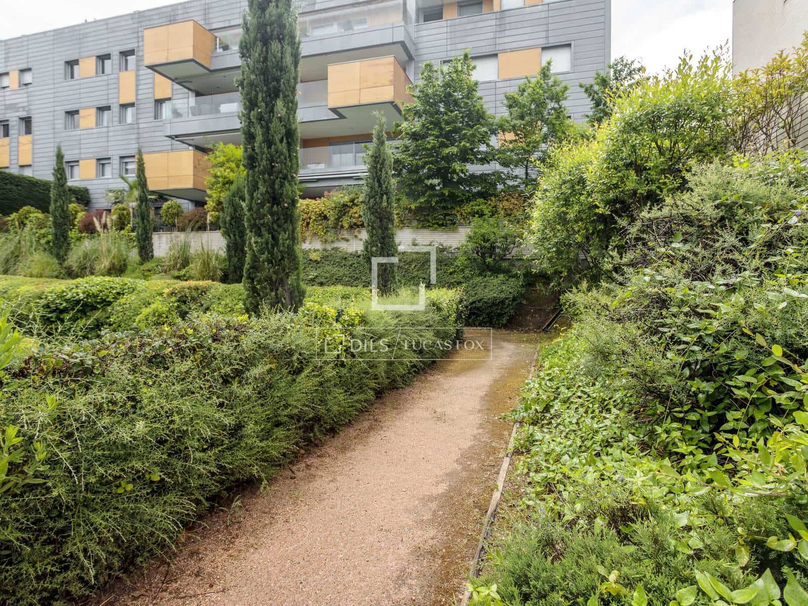 2 soverom Leilighet til leie i Madrid by med svømmebasseng garasje - € 2 250 (Ref: 9769927)