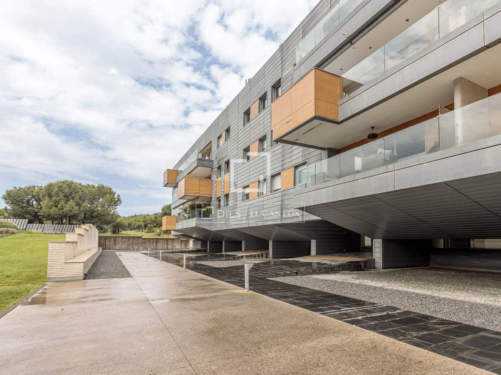 2 soverom Leilighet til leie i Madrid by med svømmebasseng garasje - € 2 250 (Ref: 9769927)