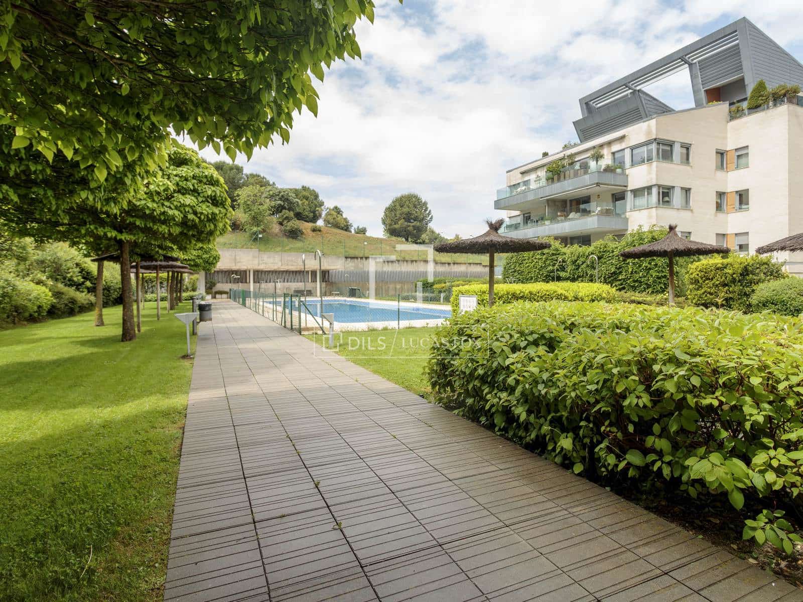 2 soverom Leilighet til leie i Madrid by med svømmebasseng garasje - € 2 250 (Ref: 9769927)