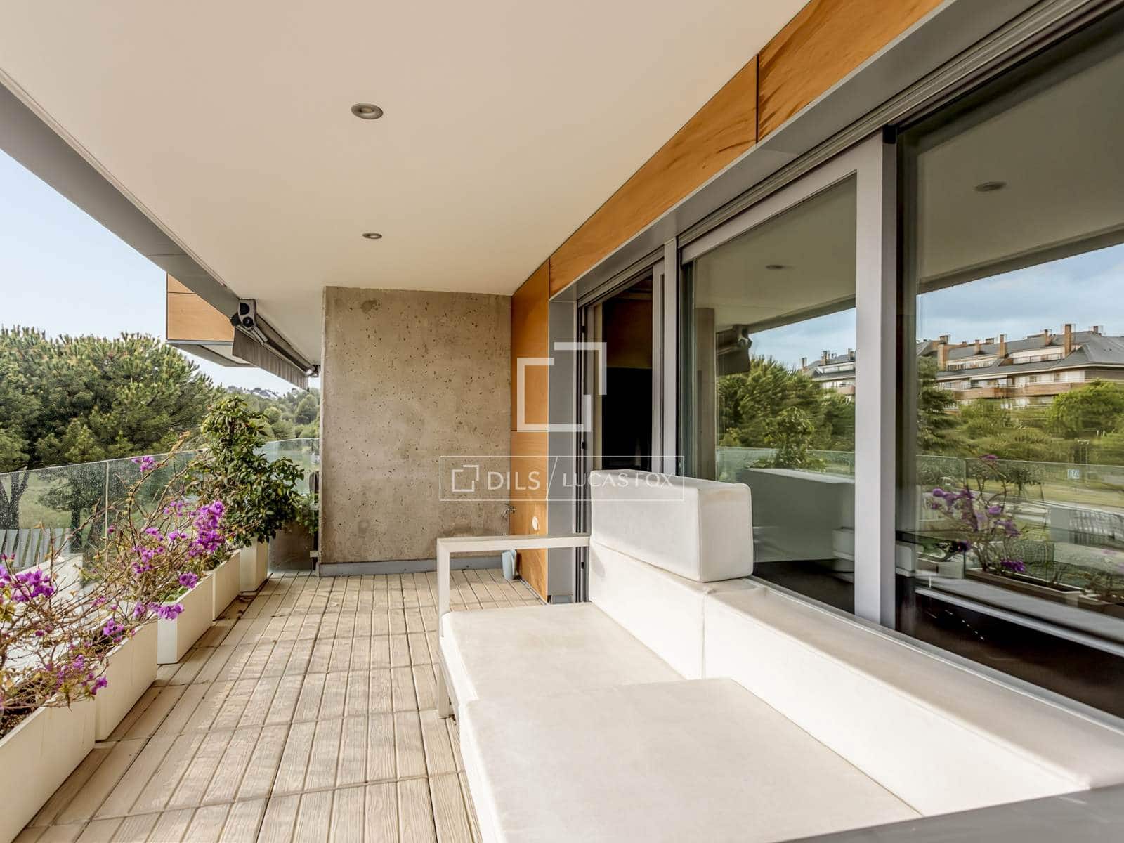 2 soverom Leilighet til leie i Madrid by med svømmebasseng garasje - € 2 250 (Ref: 9769927)
