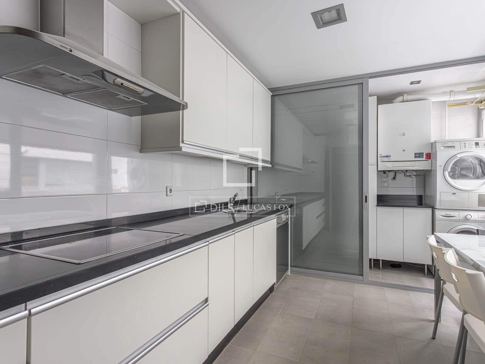 2 soverom Leilighet til leie i Madrid by med svømmebasseng garasje - € 2 250 (Ref: 9769927)