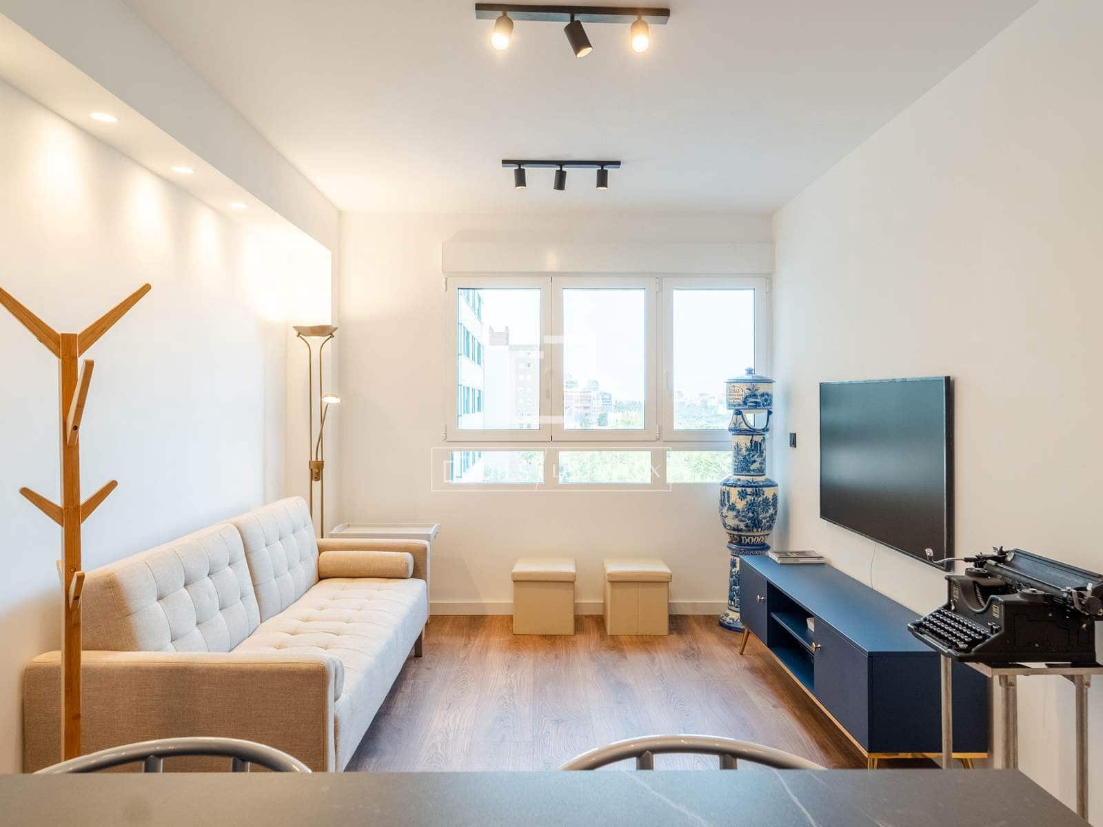 1 bedroom Apartment for rent in Valencia city with pool - € 1,800 (Ref: 9770877)