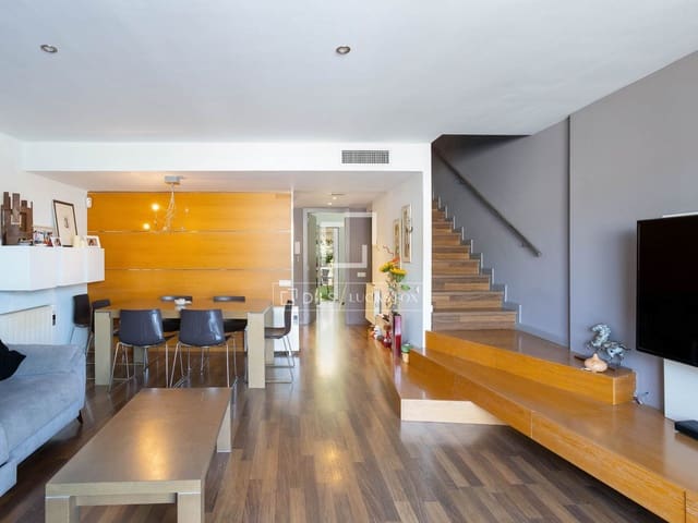 4 sypialnia Willa na sprzedaż w Sant Pol de Mar z basenem garażem - 535 000 € (Ref: 9771804)