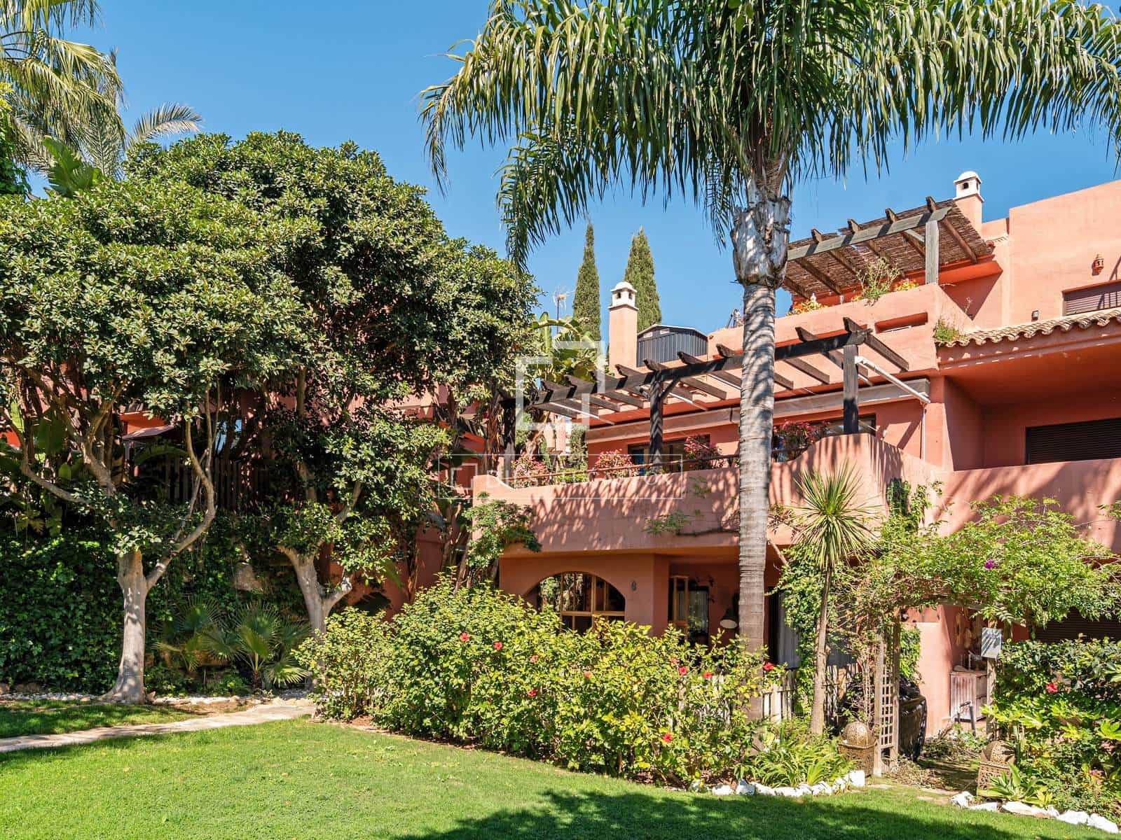 2 bedroom Apartment for sale in Casares with pool garage - € 359,000 (Ref: 9777083)