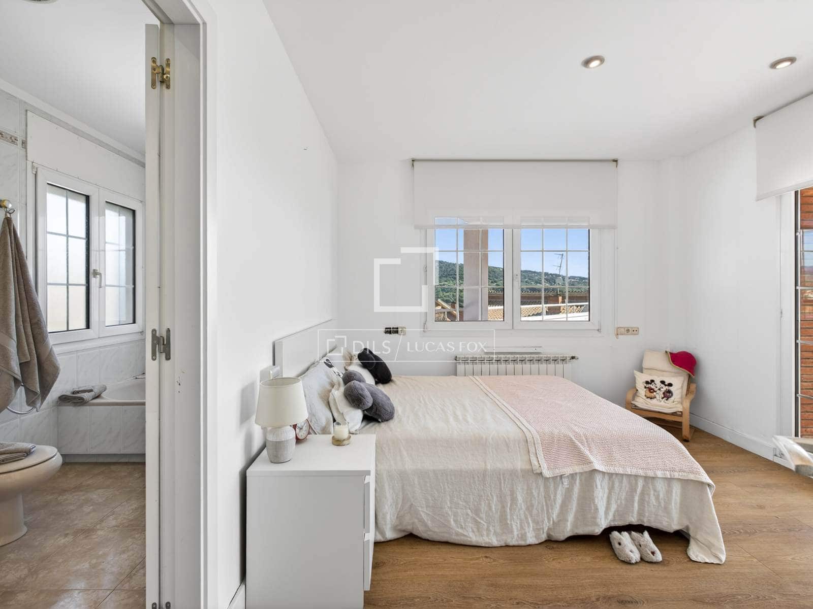 5 sypialnia Willa na sprzedaż w Argentona z basenem garażem - 990 000 € (Ref: 9778990)