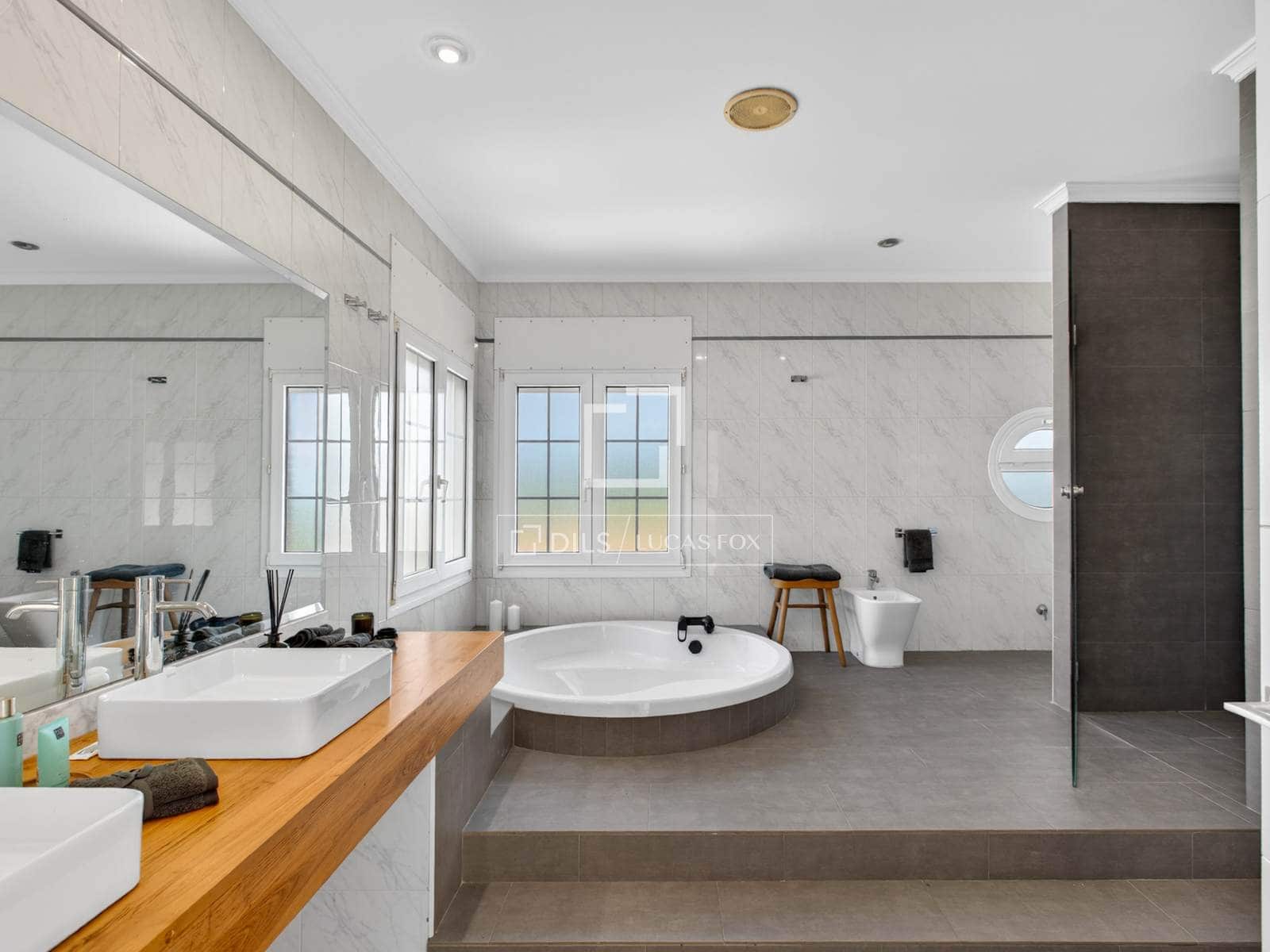 5 sypialnia Willa na sprzedaż w Argentona z basenem garażem - 990 000 € (Ref: 9778990)