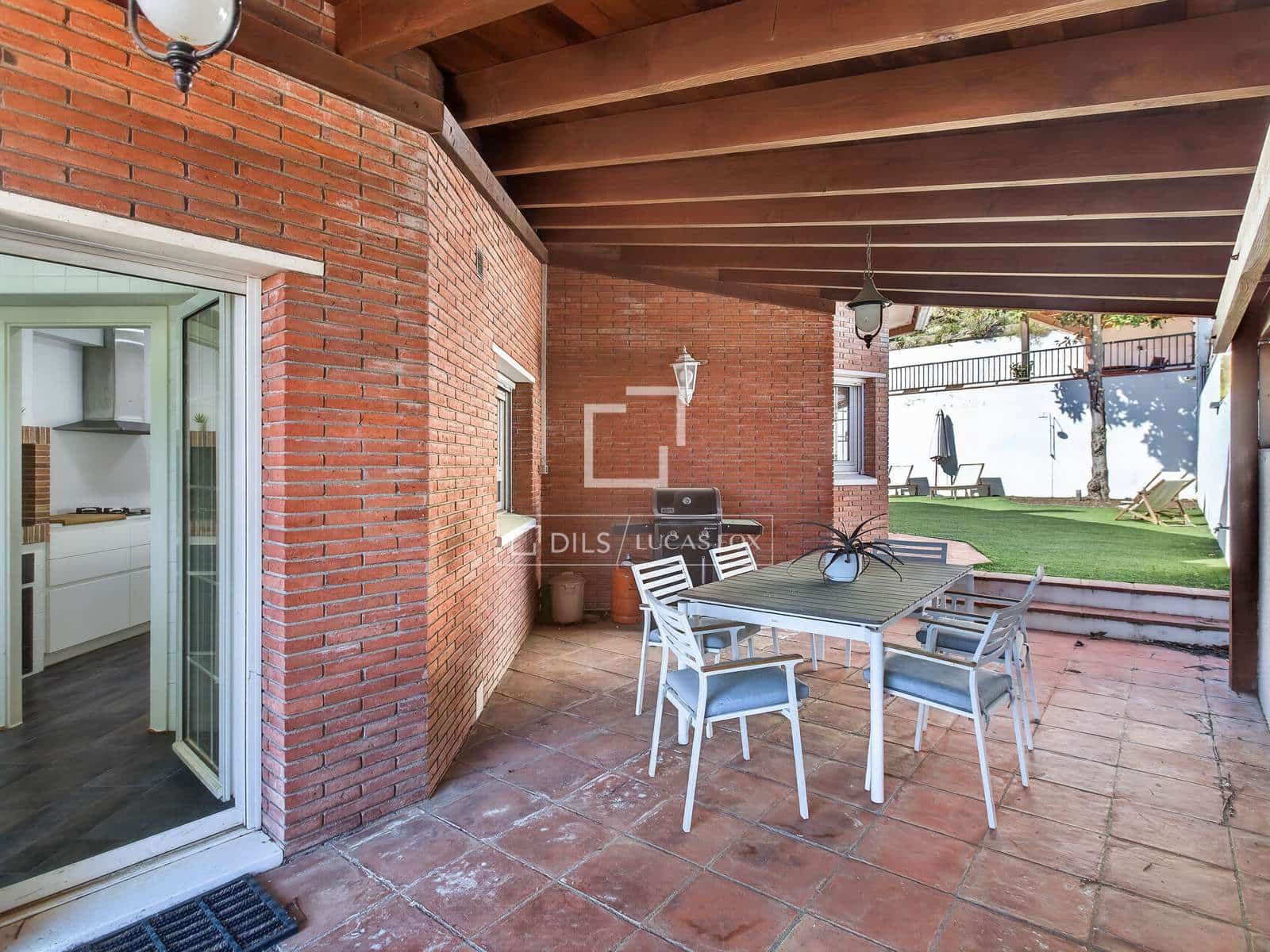 5 sypialnia Willa na sprzedaż w Argentona z basenem garażem - 990 000 € (Ref: 9778990)