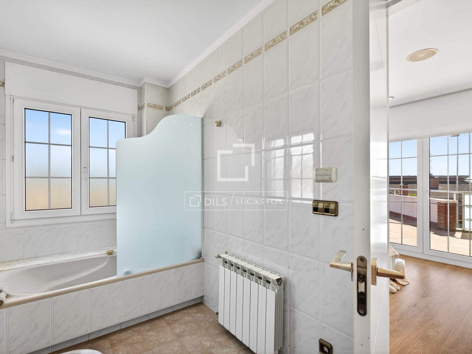 5 sypialnia Willa na sprzedaż w Argentona z basenem garażem - 990 000 € (Ref: 9778990)