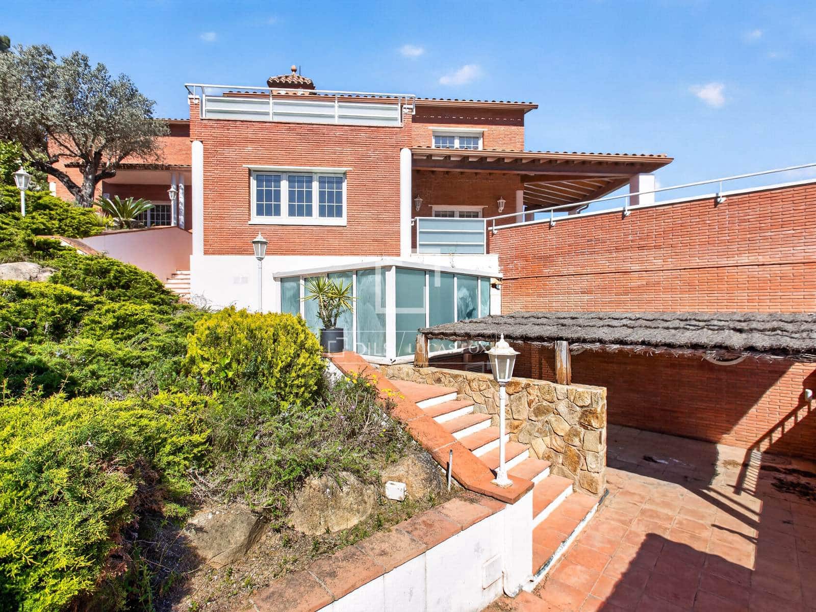 5 sypialnia Willa na sprzedaż w Argentona z basenem garażem - 990 000 € (Ref: 9778990)