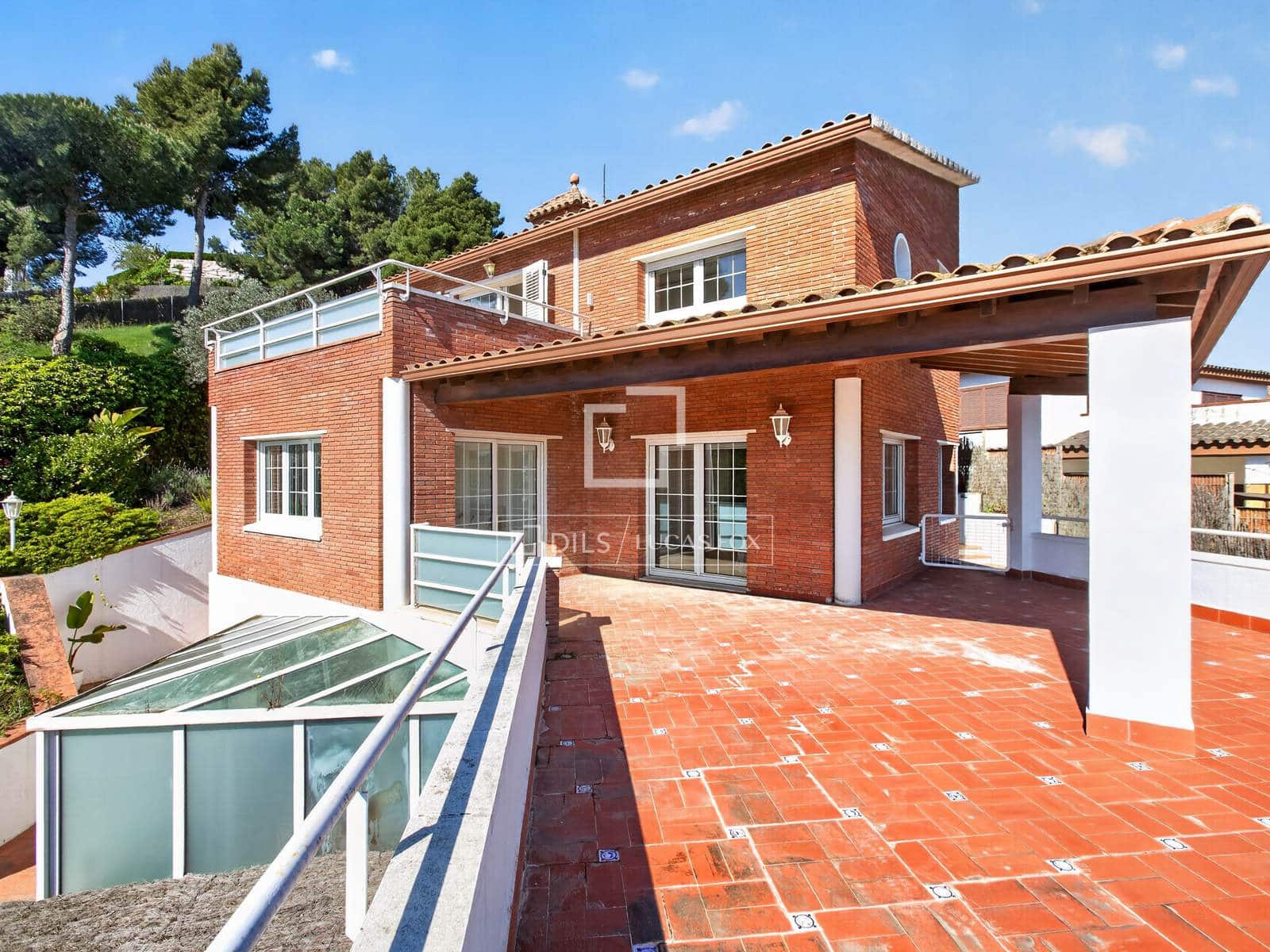 5 sypialnia Willa na sprzedaż w Argentona z basenem garażem - 990 000 € (Ref: 9778990)