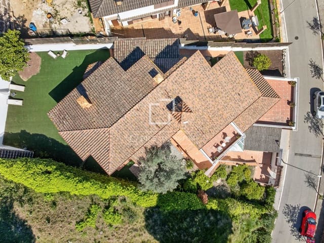 5 sypialnia Willa na sprzedaż w Argentona z basenem garażem - 990 000 € (Ref: 9778990)