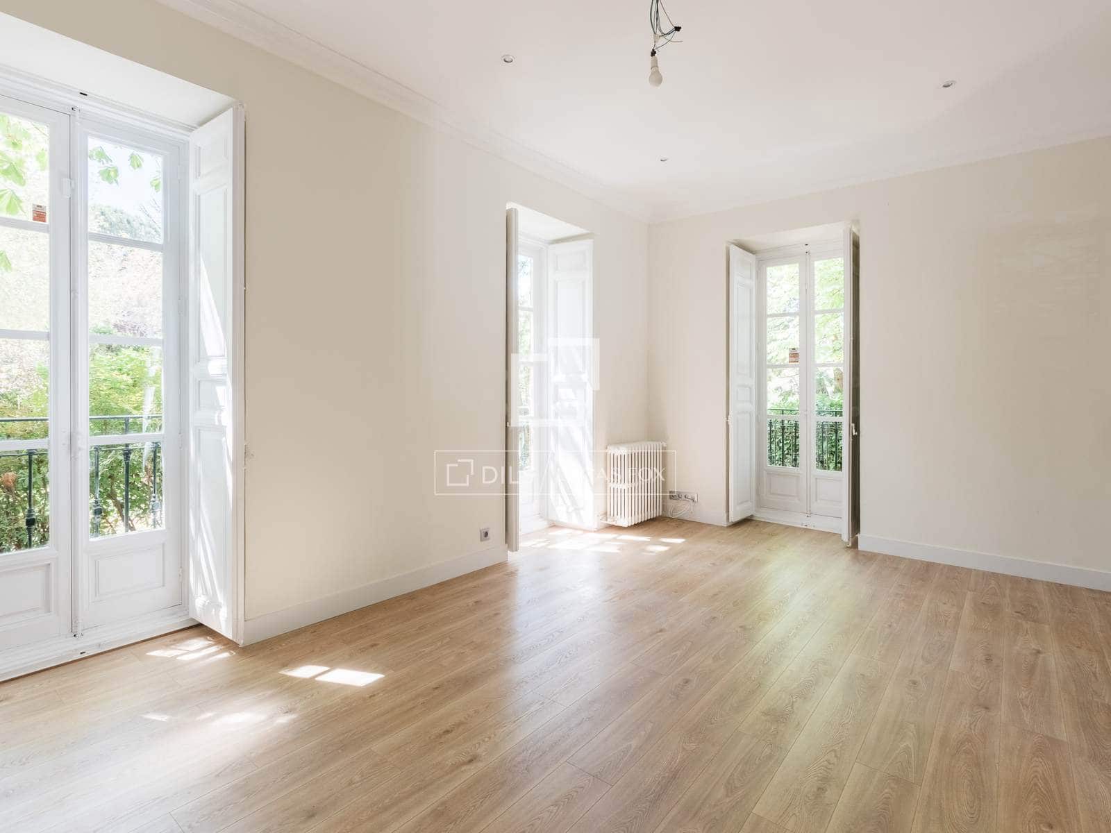 6 bedroom Villa for rent in Madrid city with pool garage - € 3,500 (Ref: 9779150)