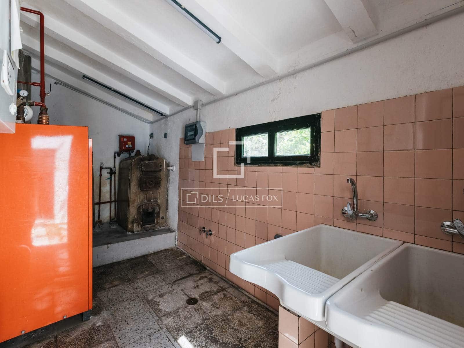 6 bedroom Villa for rent in Madrid city with pool garage - € 3,500 (Ref: 9779150)