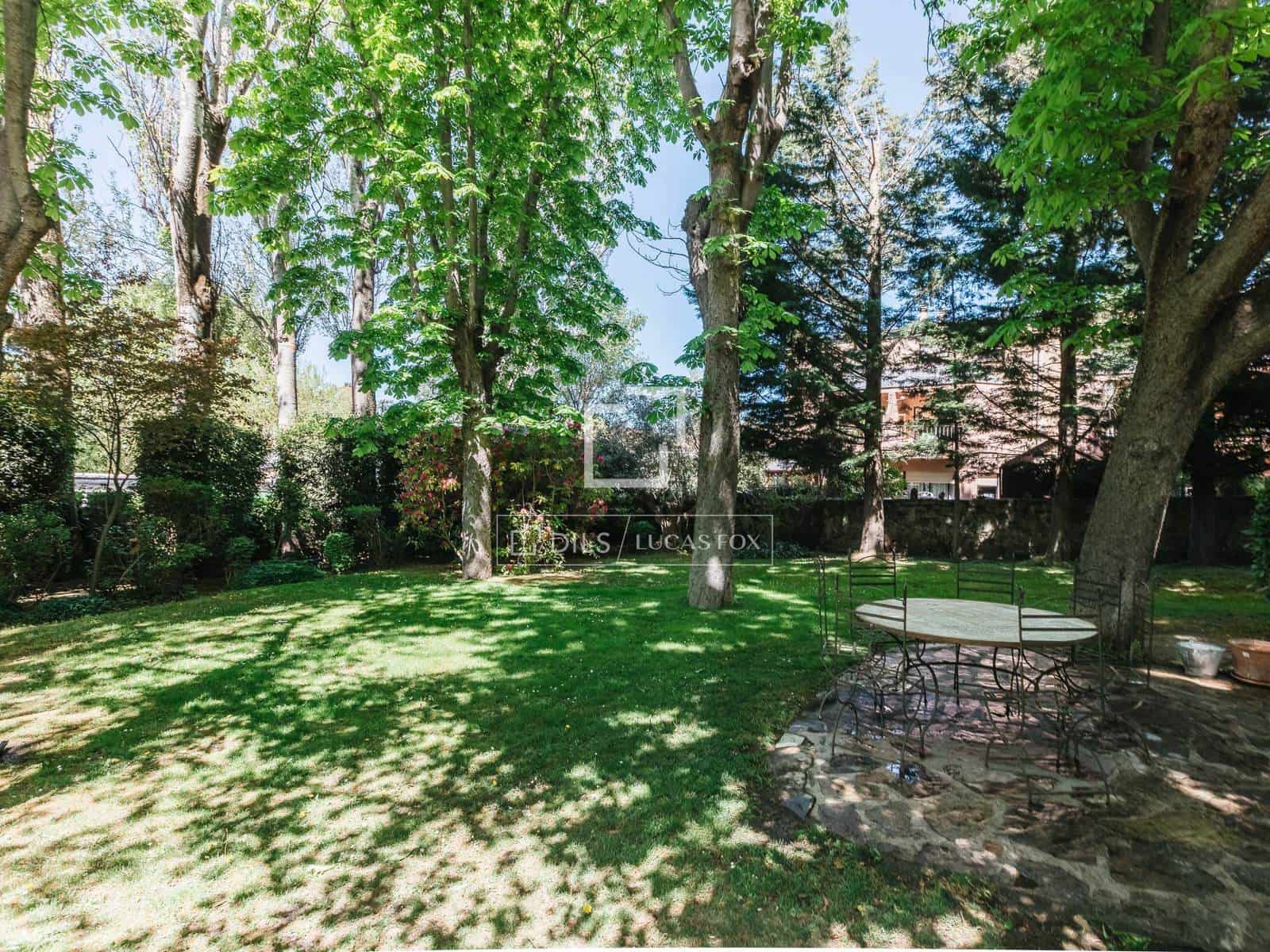 6 bedroom Villa for rent in Madrid city with pool garage - € 3,500 (Ref: 9779150)