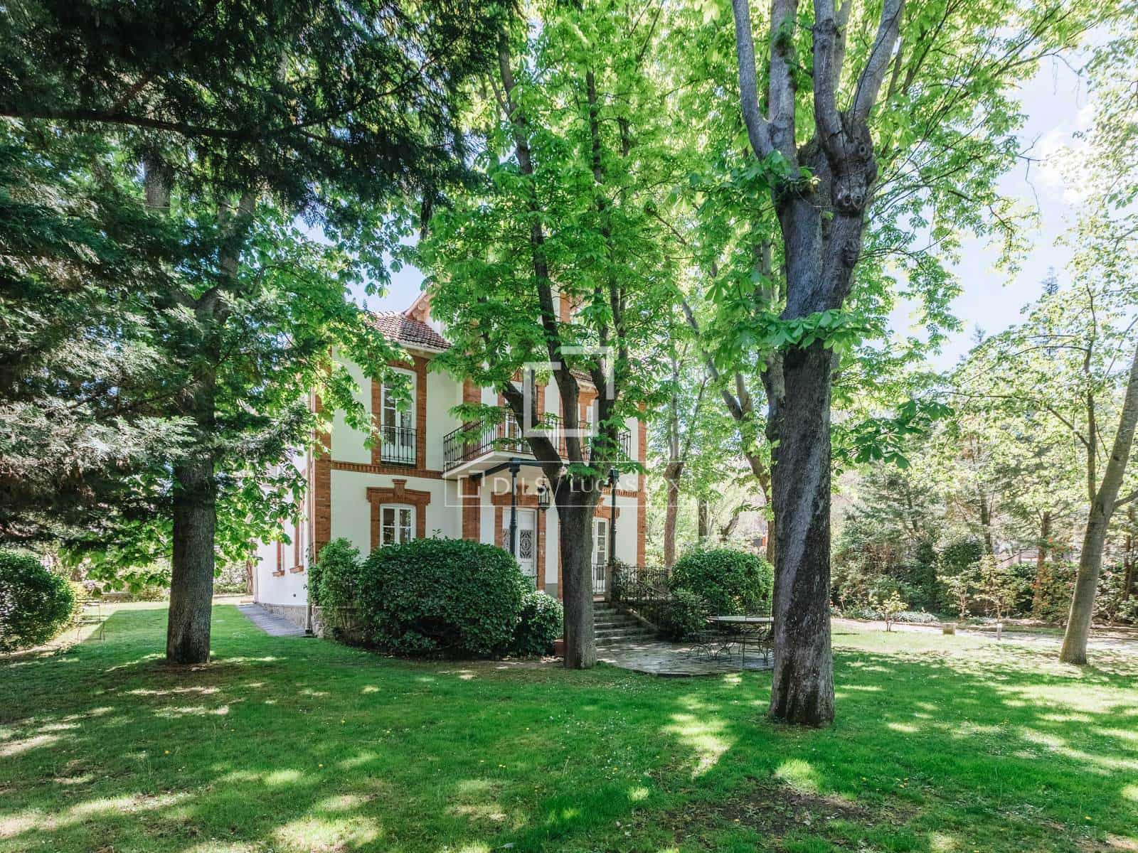 6 bedroom Villa for rent in Madrid city with pool garage - € 3,500 (Ref: 9779150)